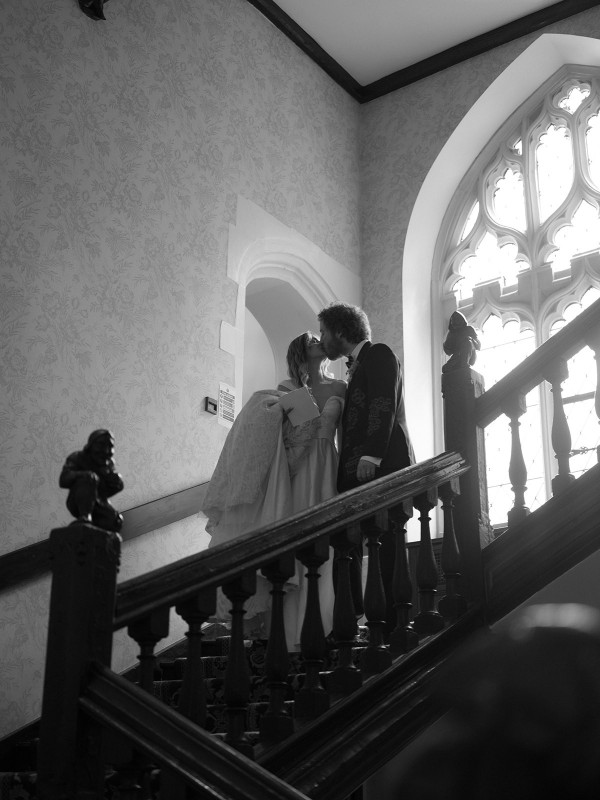 Необычные наряды с узорами на свадьбе художника