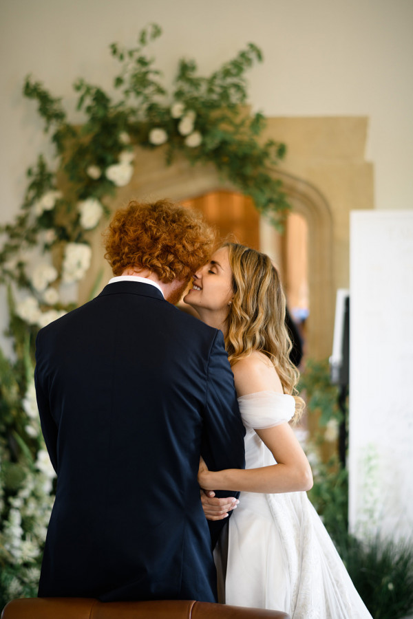 Необычные наряды с узорами на свадьбе художника