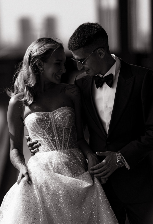 Босоножки Saint Laurent, мерцающее платье и неоновый