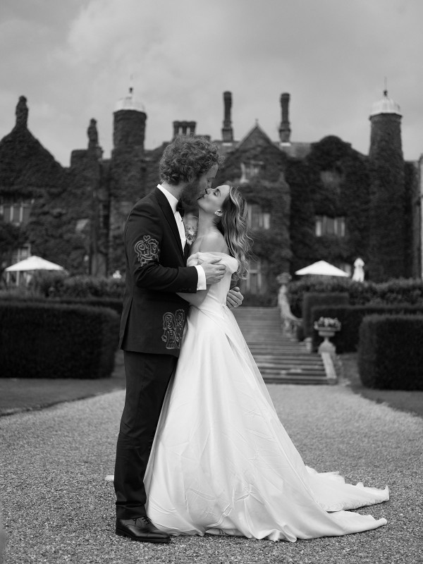 Необычные наряды с узорами на свадьбе художника