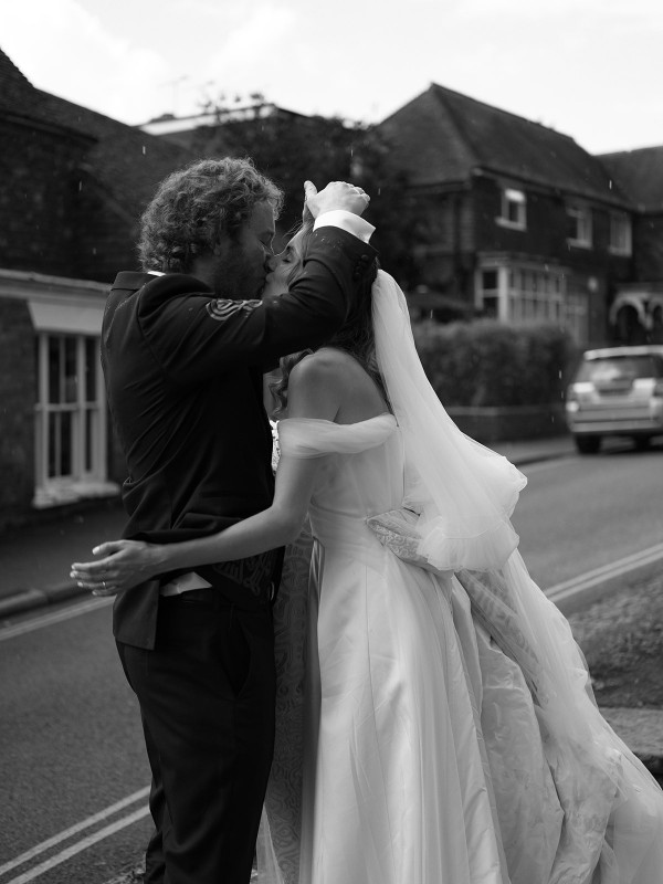 Необычные наряды с узорами на свадьбе художника