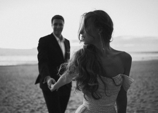 Свадьба с мерцающим платьем на берегу Финского