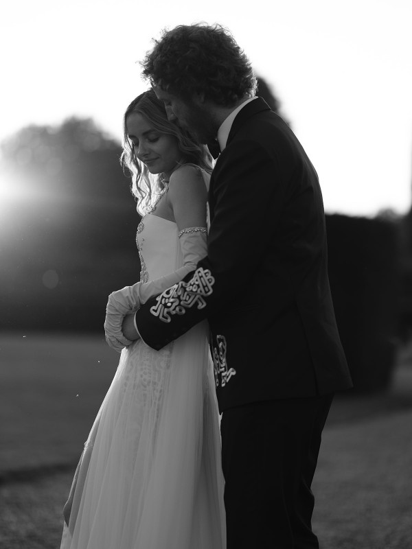 Необычные наряды с узорами на свадьбе художника