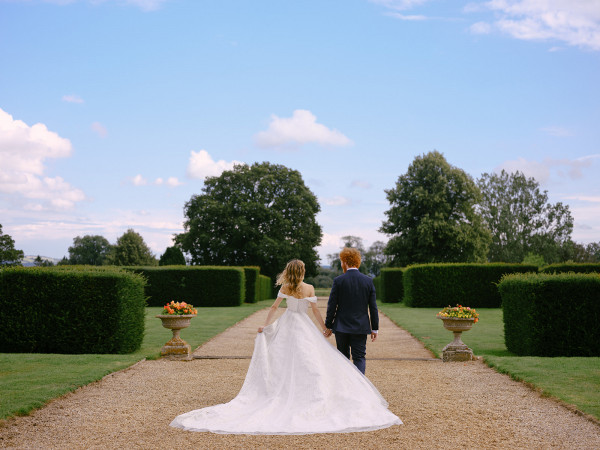 Необычные наряды с узорами на свадьбе художника