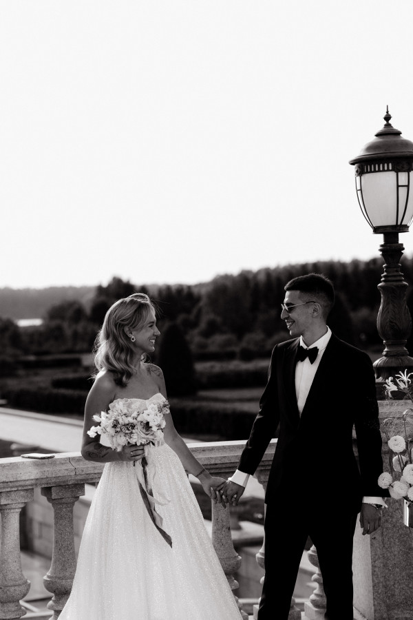 Босоножки Saint Laurent, мерцающее платье и неоновый