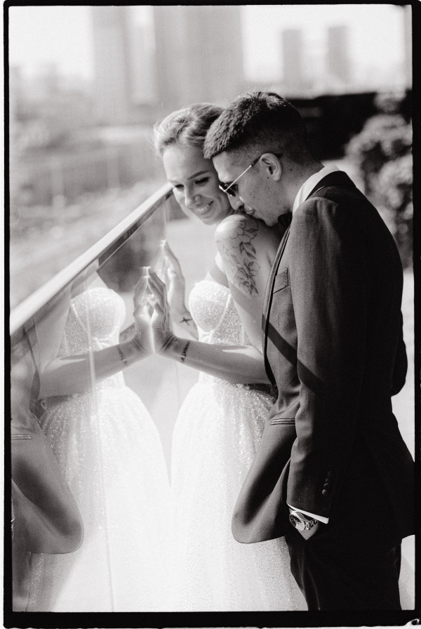 Босоножки Saint Laurent, мерцающее платье и неоновый