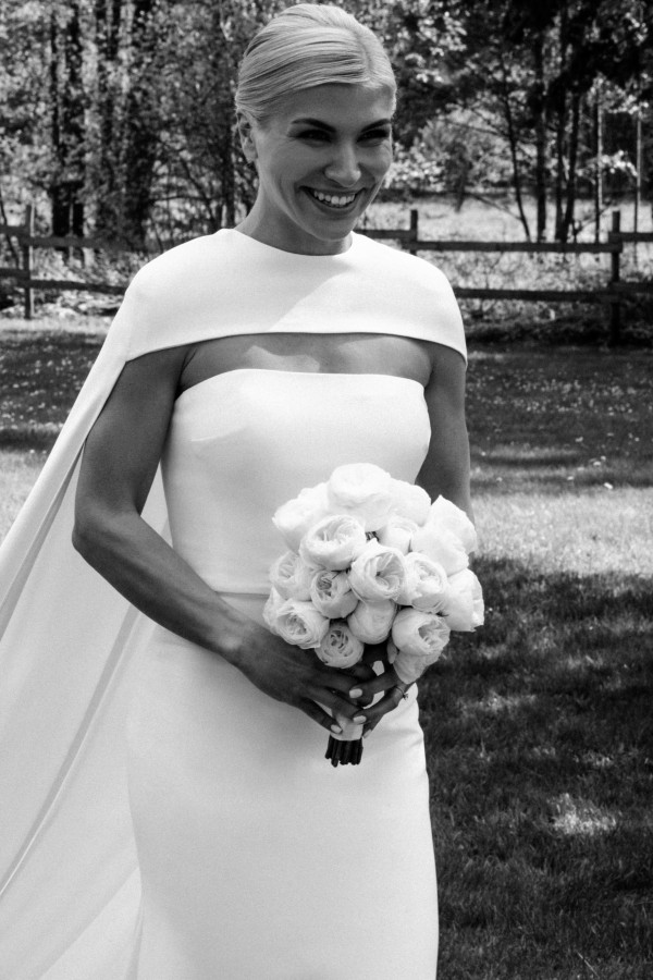 Церемония у воды и платье с длинным