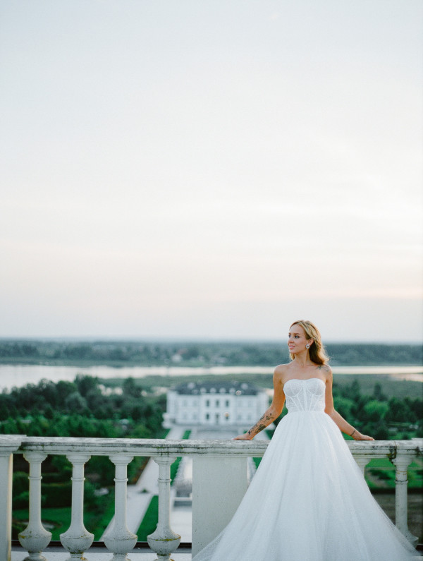 Босоножки Saint Laurent, мерцающее платье и неоновый