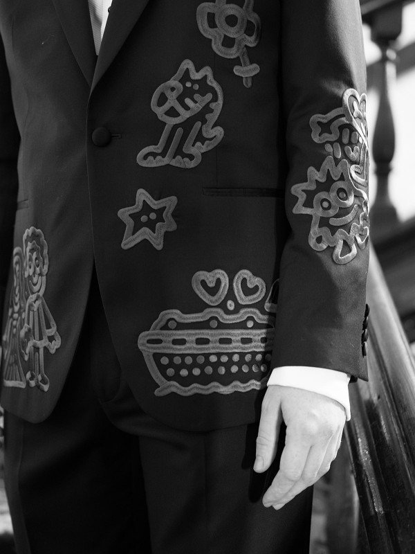 Необычные наряды с узорами на свадьбе художника