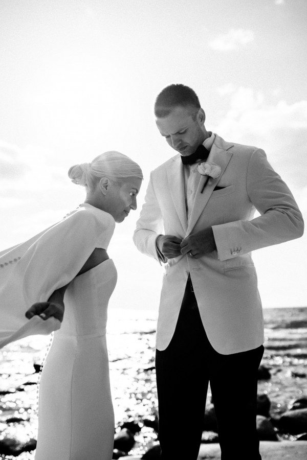 Церемония у воды и платье с длинным