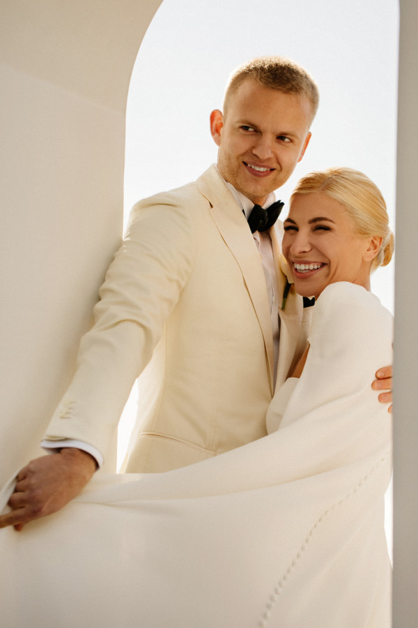 Церемония у воды и платье с длинным