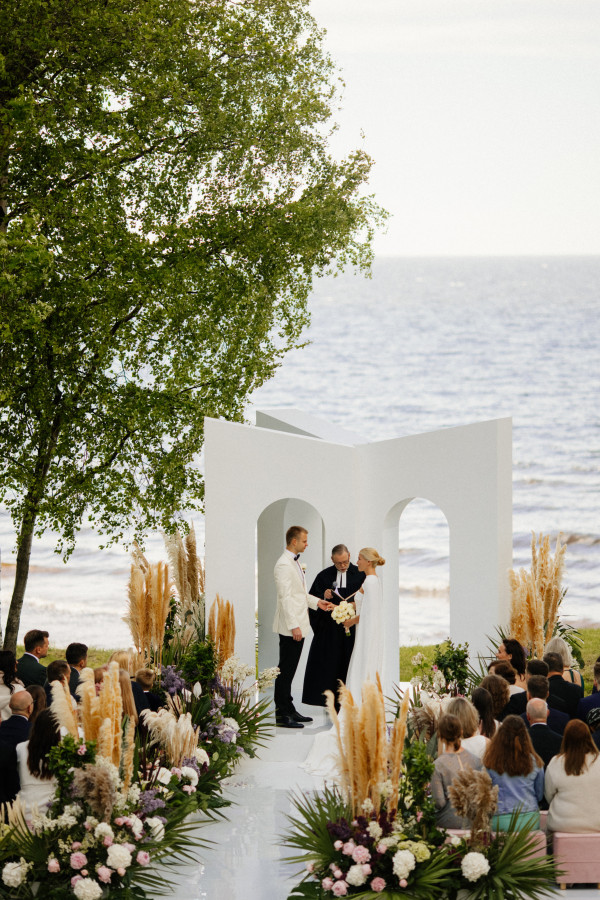 Церемония у воды и платье с длинным