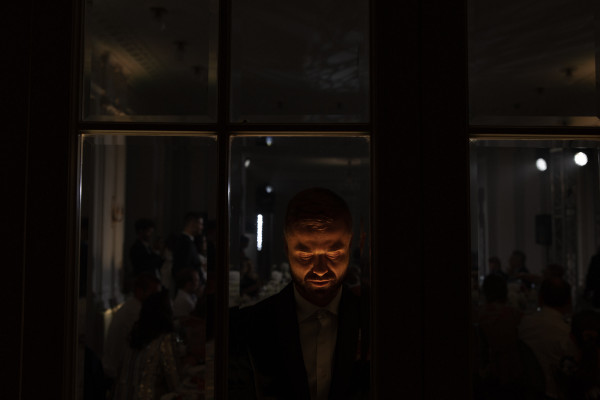 Веселая свадьба молодой пары в особняке Путилова