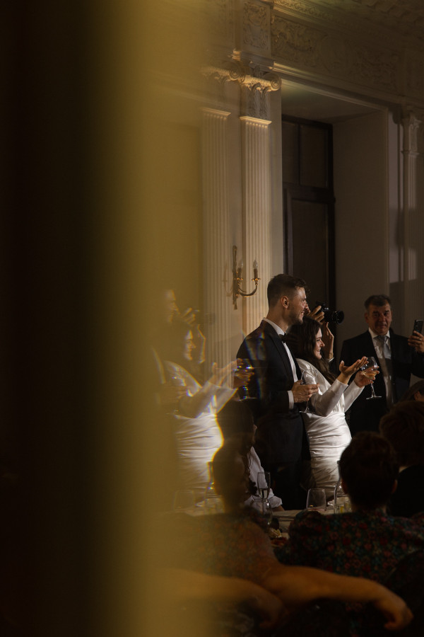 Веселая свадьба молодой пары в особняке Путилова