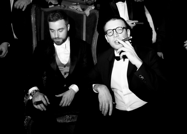 Цветы и снег на свадьбе в замке