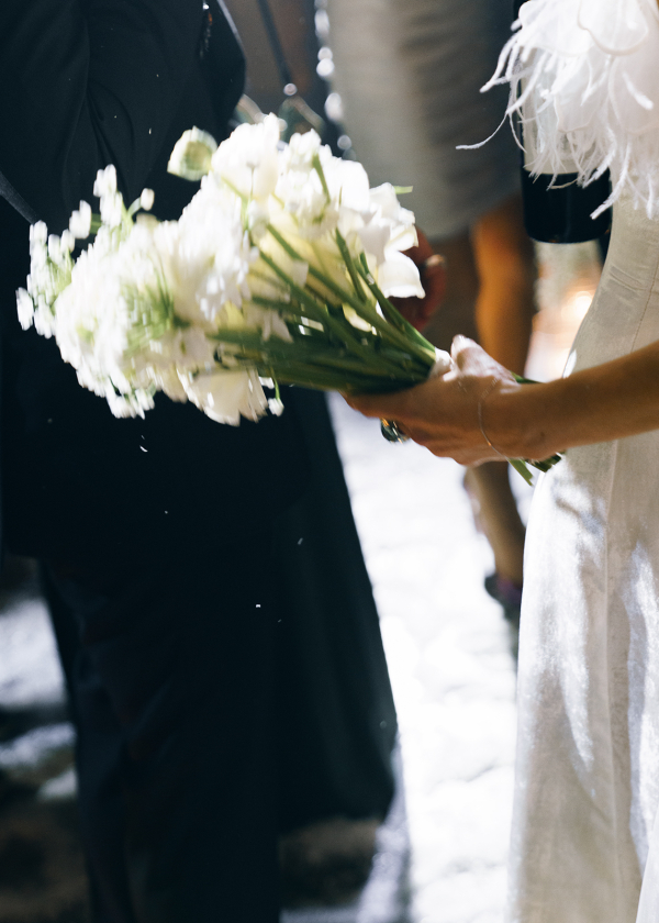 Цветы и снег на свадьбе в замке