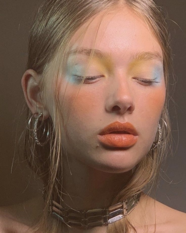 Цветной макияж глаз — актуальный бьюти-тренд для