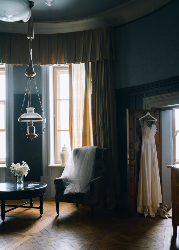 Цветы и снег на свадьбе в замке