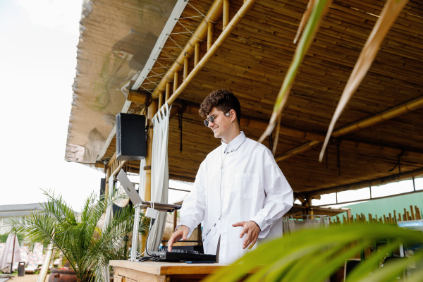 Диджеи Денис Вильман