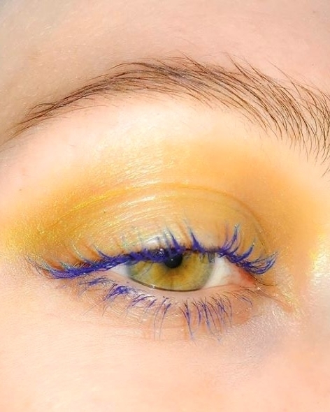 Цветной макияж глаз — актуальный бьюти-тренд для