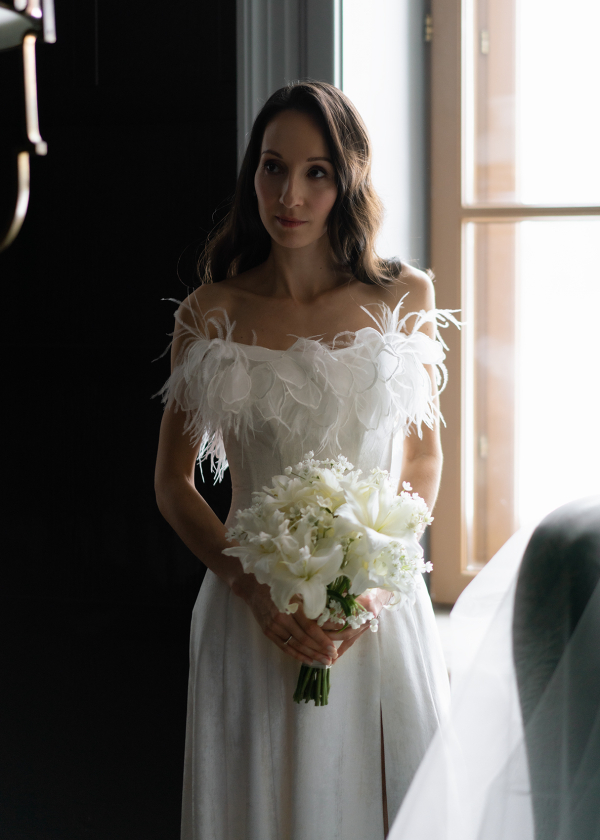 Цветы и снег на свадьбе в замке