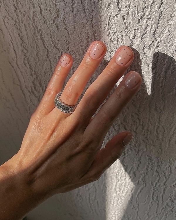 Нюдовый маникюр: 22 осенних дизайна для коротких