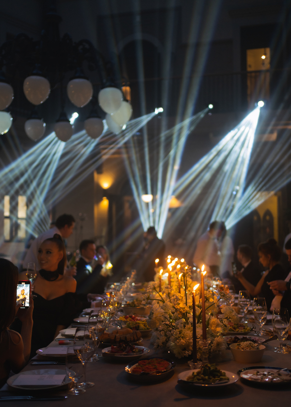 Цветы и снег на свадьбе в замке