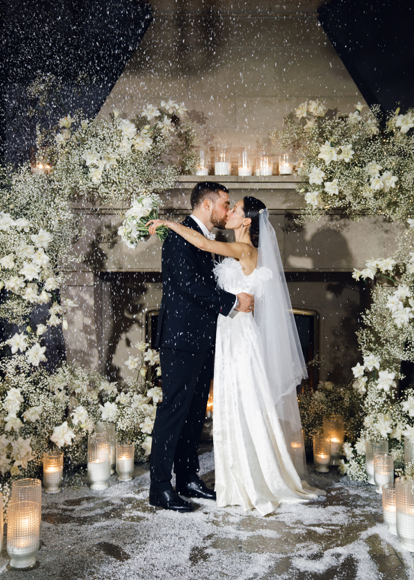 Цветы и снег на свадьбе в замке