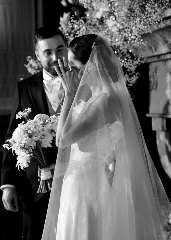 Цветы и снег на свадьбе в замке