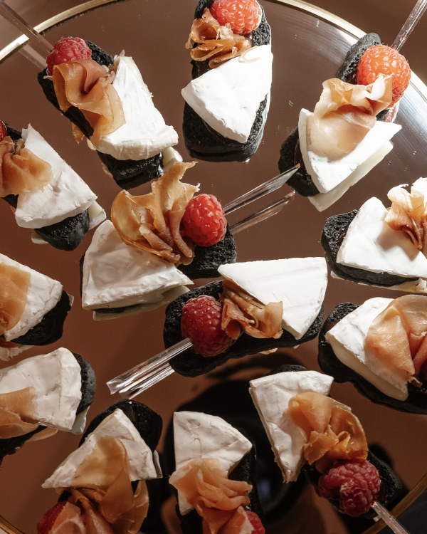 «С помощью вкусов, ароматов и подачи блюд