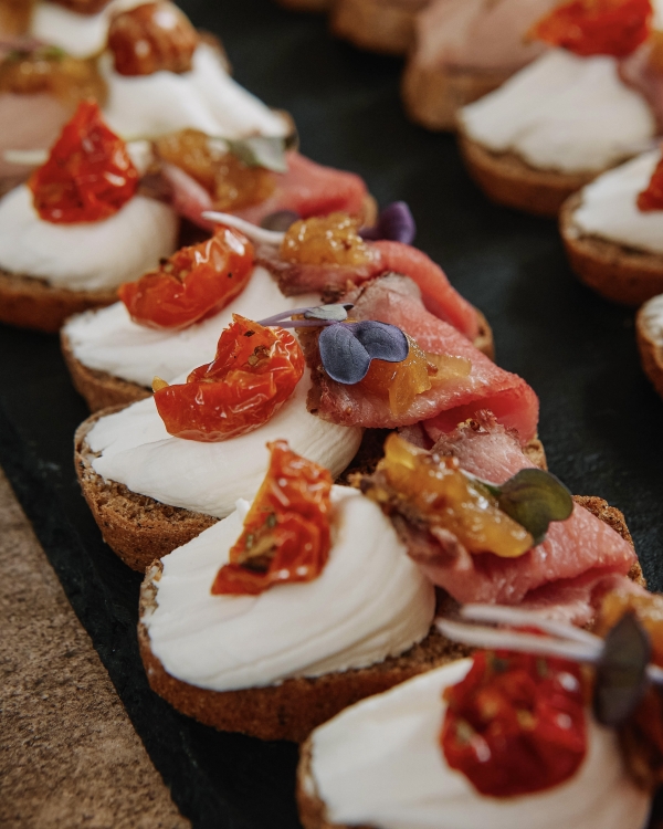 «С помощью вкусов, ароматов и подачи блюд