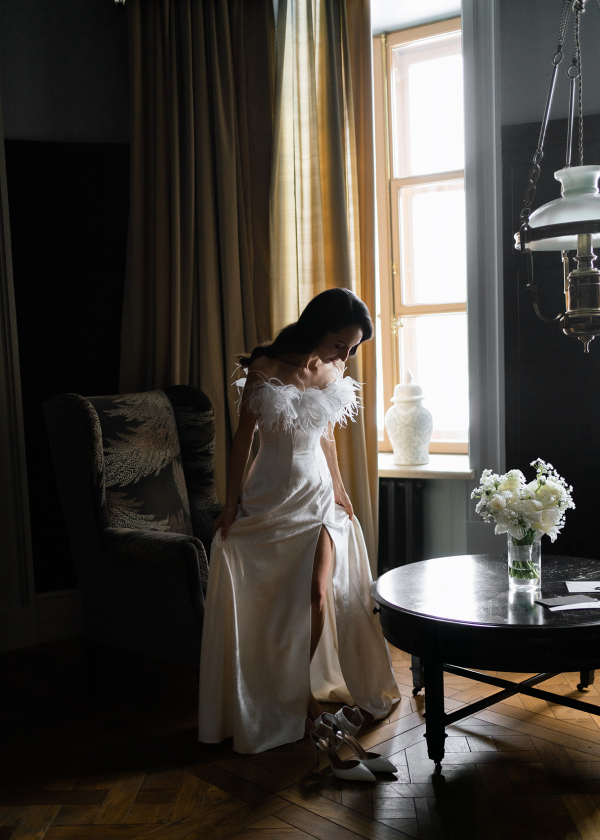 Цветы и снег на свадьбе в замке