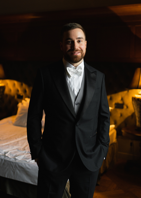 Цветы и снег на свадьбе в замке