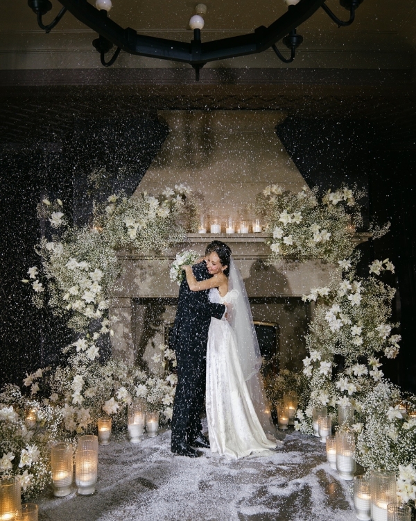 Цветы и снег на свадьбе в замке