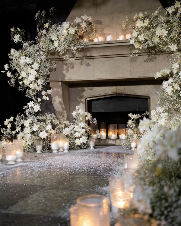 Цветы и снег на свадьбе в замке