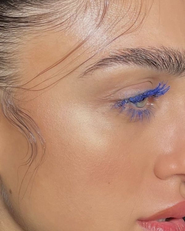 Цветной макияж глаз — актуальный бьюти-тренд для