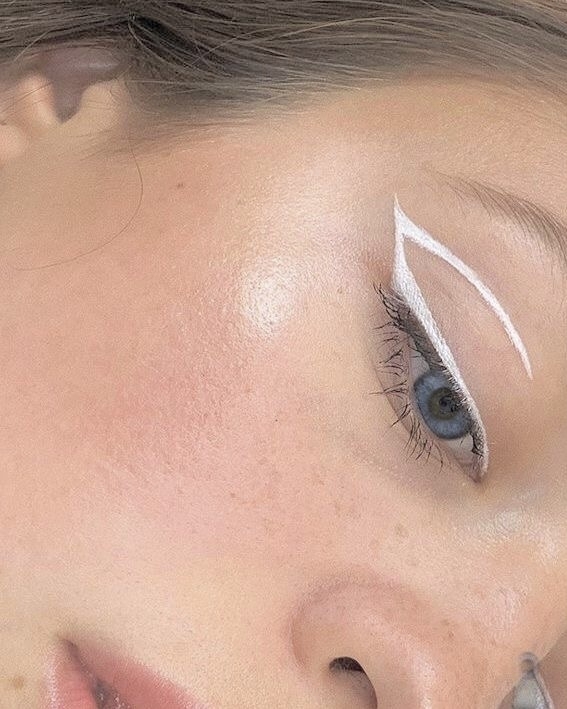 Цветной макияж глаз — актуальный бьюти-тренд для