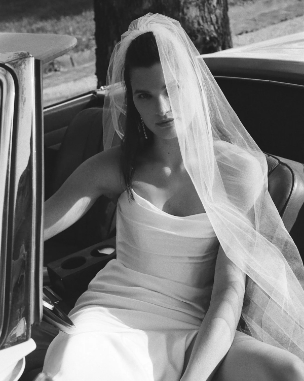 Плотная фата — идеальный аксессуар, чтобы скрыть