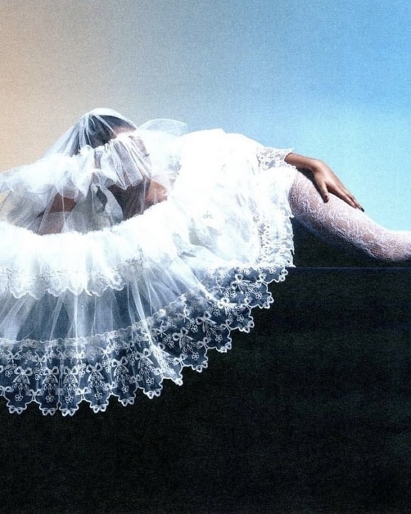 Плотная фата — идеальный аксессуар, чтобы скрыть