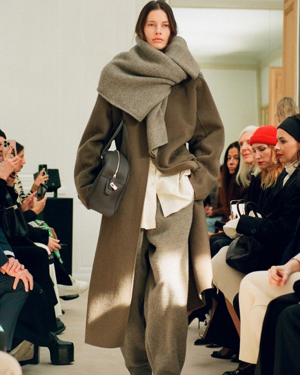 Длинное пальто — must-have сезона: рассказываем, где