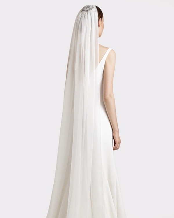 Плотная фата — идеальный аксессуар, чтобы скрыть