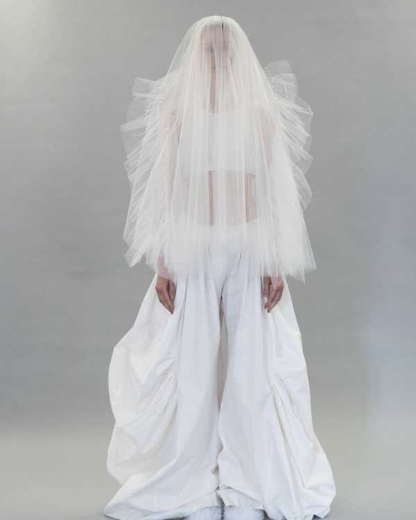 Плотная фата — идеальный аксессуар, чтобы скрыть