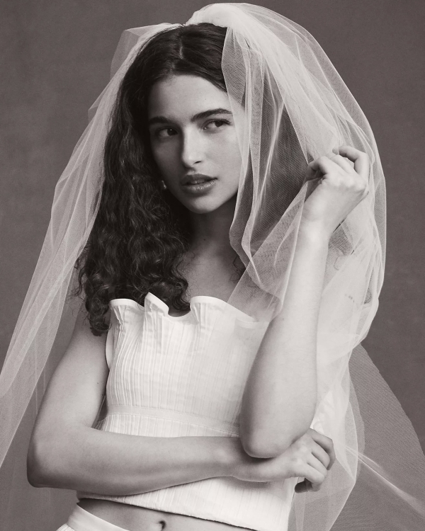 Плотная фата — идеальный аксессуар, чтобы скрыть