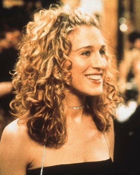 Как повторить мелкие кудри Кэрри Брэдшоу?