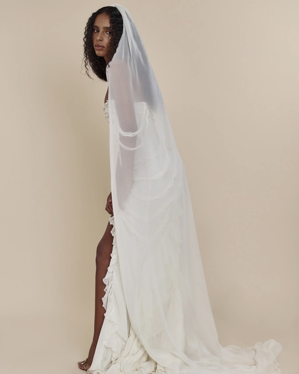 Плотная фата — идеальный аксессуар, чтобы скрыть