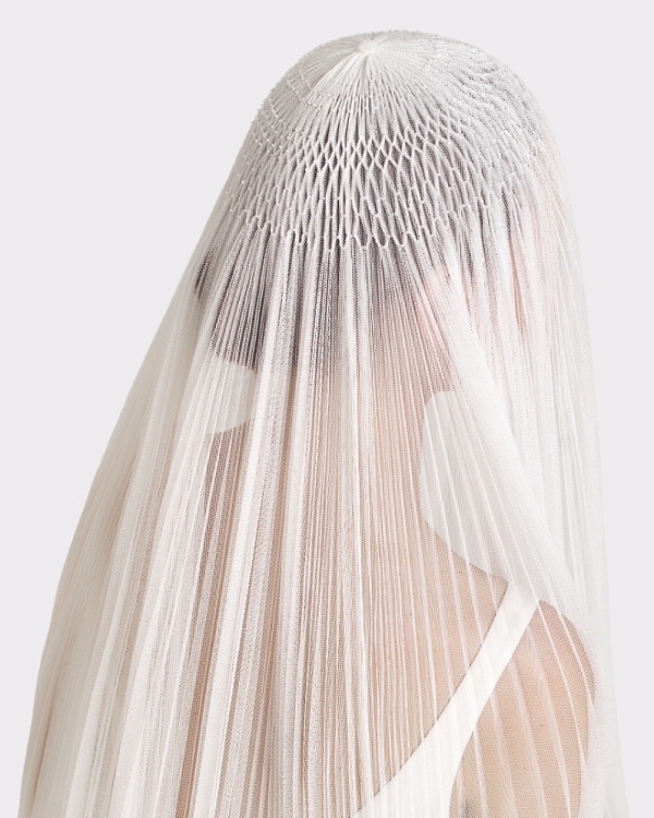 Плотная фата — идеальный аксессуар, чтобы скрыть