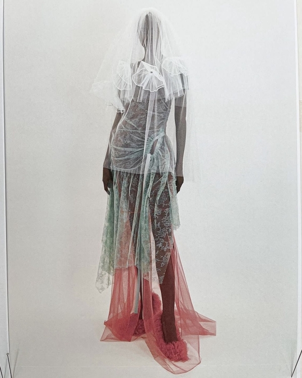 Плотная фата — идеальный аксессуар, чтобы скрыть