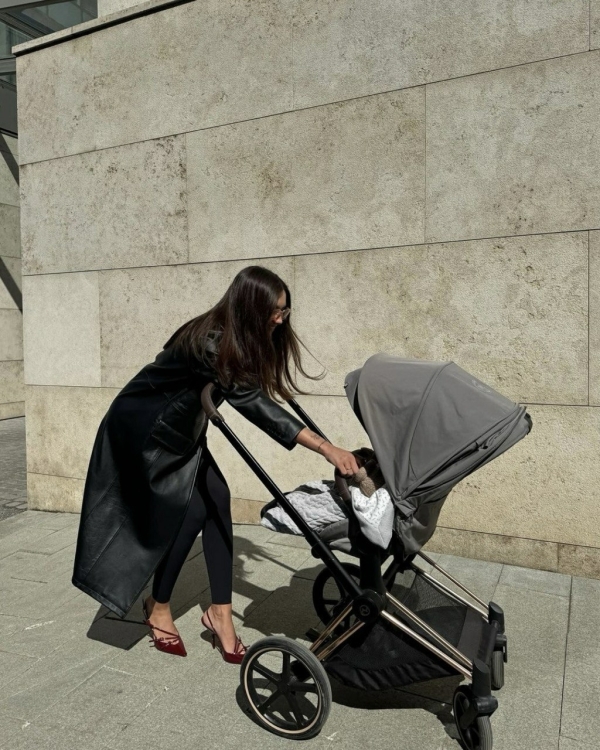 Mom outfit: стильные образы инфлюенсеров на прогулке