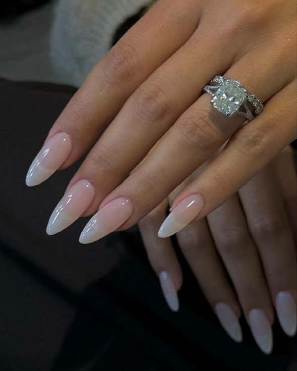 Невидимый френч — новый тренд в маникюре,