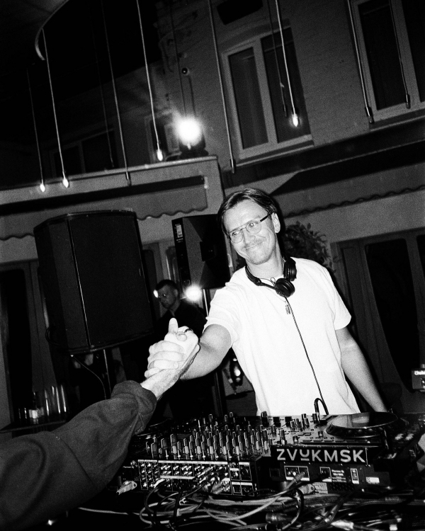 Завтракаем с игристым в «Зойке», смотрим кино